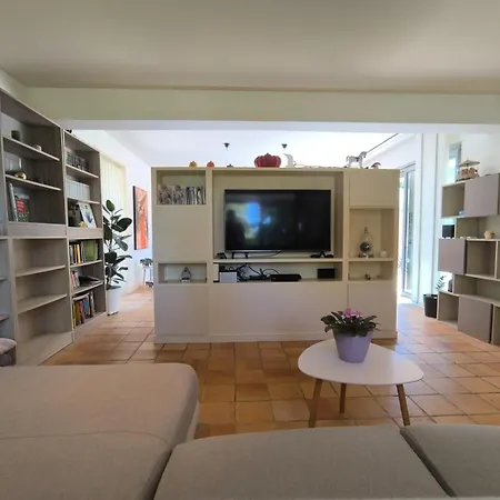 Maison D'architecte Avec Foret Et Immense Jardin *